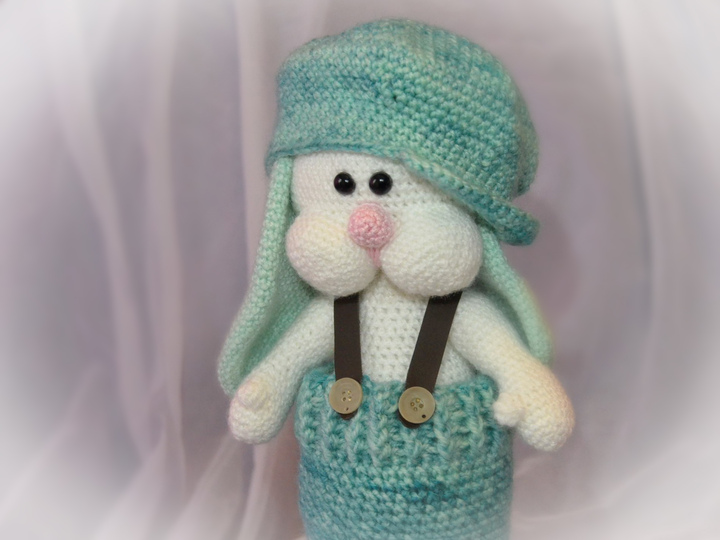 Hasenjunge Coole Socke 30 cm mit Mütze Hose und Hosenträgern Hase Osterhase zu Ostern