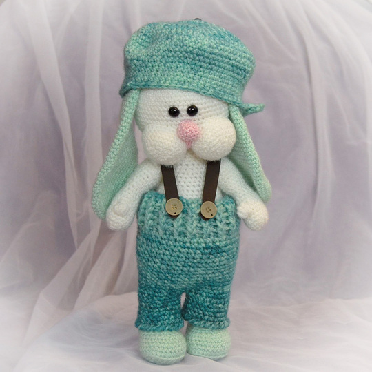 Hasenjunge Coole Socke 30 cm mit Mütze Hose und Hosenträgern Hase Osterhase zu Ostern