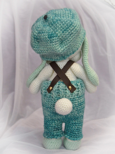 Hasenjunge Coole Socke 30 cm mit Mütze Hose und Hosenträgern Hase Osterhase zu Ostern