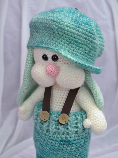 Hasenjunge Coole Socke 30 cm mit Mütze Hose und Hosenträgern Hase Osterhase zu Ostern