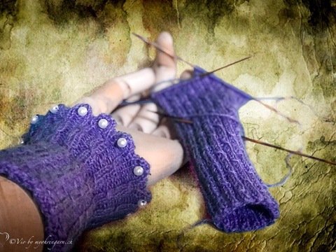 Edle Arm-Stulpe mit Perlen (gestrickt)