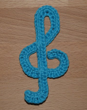 Crochet pattern for violin clefs in 2 sizes, quick and easy made