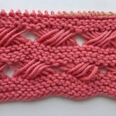 Korallenrosa Strickmuster mit kraus rechts, offenen Maschen und geschlungenen Schlingen