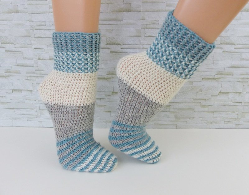 Seitliche Ansicht gehäkelter Socken mit Streifen und strukturiertem Bündchen