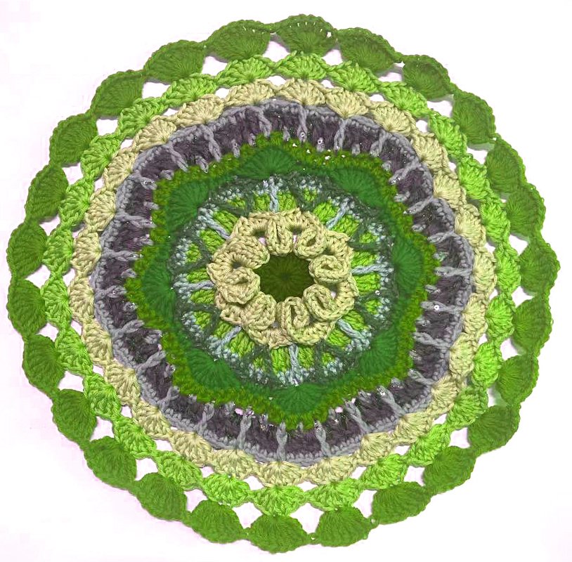 Rundes gehäkeltes Deckchen mit Muschelkante in Grün, Grau und Beige