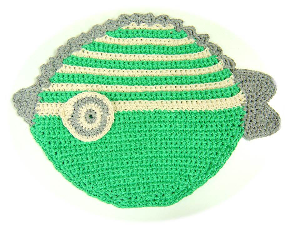 Gehäkelter Topflappen in Fischform mit grünen und cremefarbenen Streifen und grauen Flossen