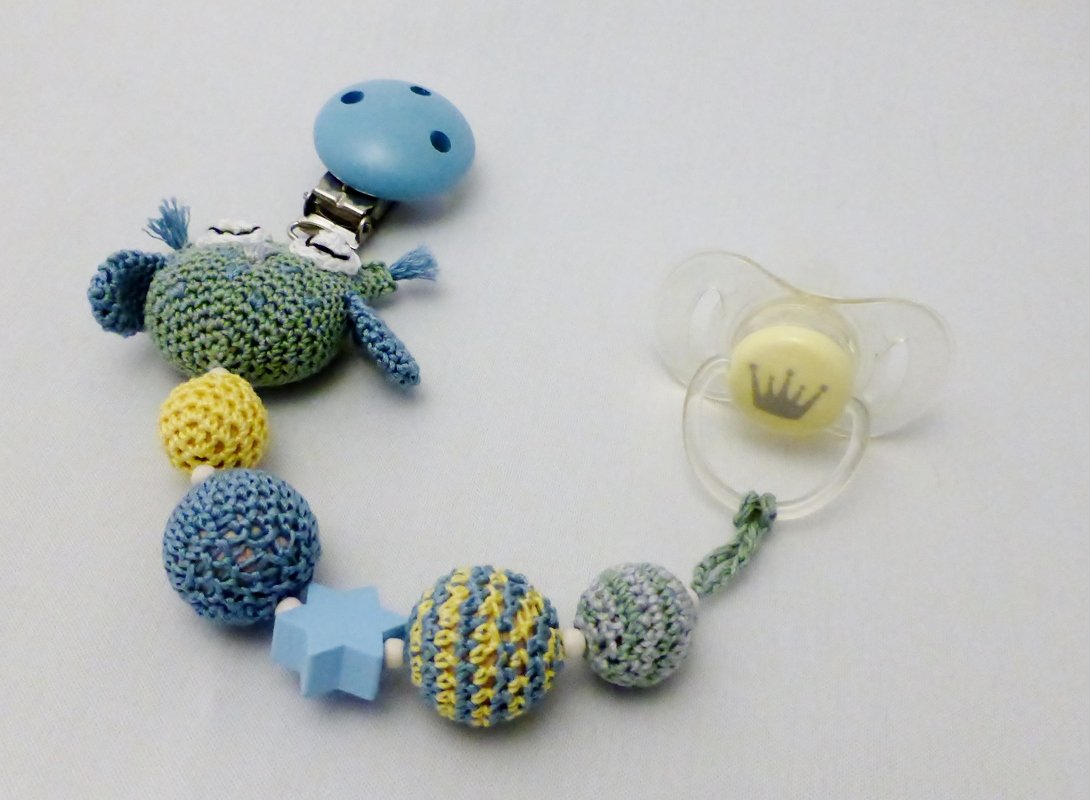 Gehäkelte Schnullerkette in Blau, Gelb und Grün mit Figur, Perlen und Clip als Geschenkidee