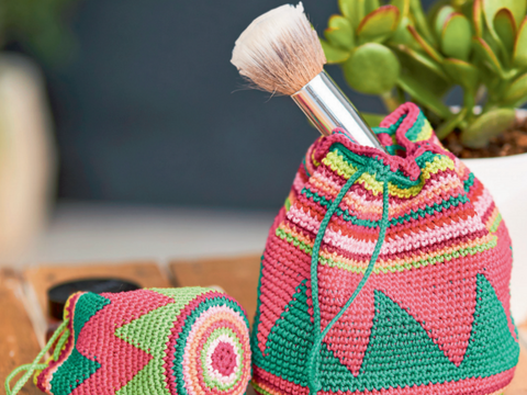 Zwei gehäkelte Beutelchen in Tapestry-Technik