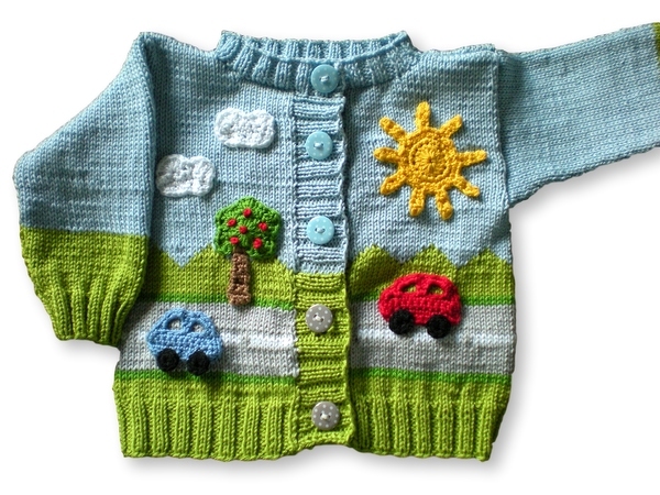 Hellblau-grüne gestrickte Babyjacke mit Sonne-, Wolken-, Baum- und Auto-Applikationen und Knopfleiste