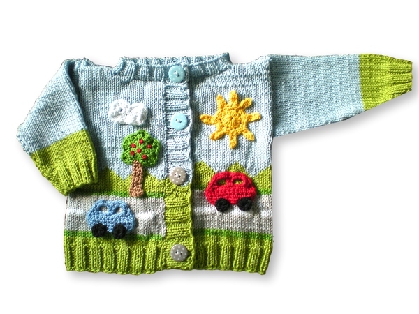 Hellblaue gestrickte Babyjacke mit grünen Bündchen und Applikationen: rote und blaue Autos, gelbe Sonne, Baum und Wolke