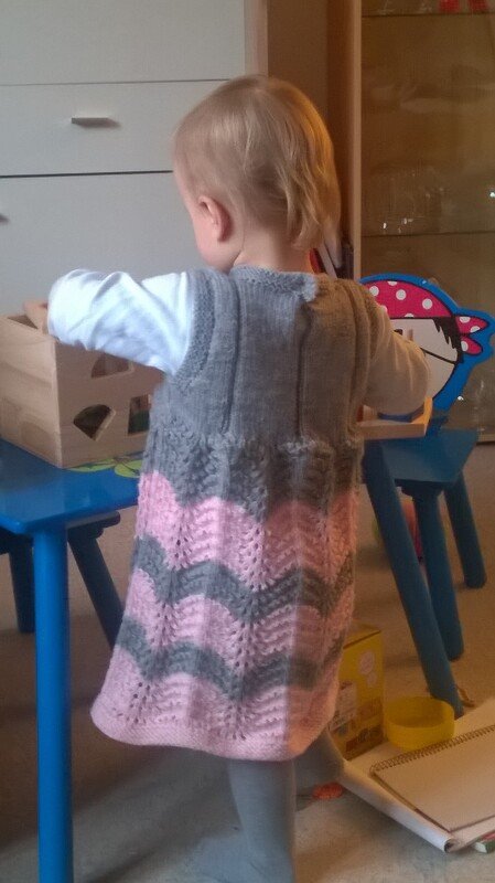 Kleid -  Hängerchen , gestrickt, Größe ca. 86 cm – 92 cm - Bild 2