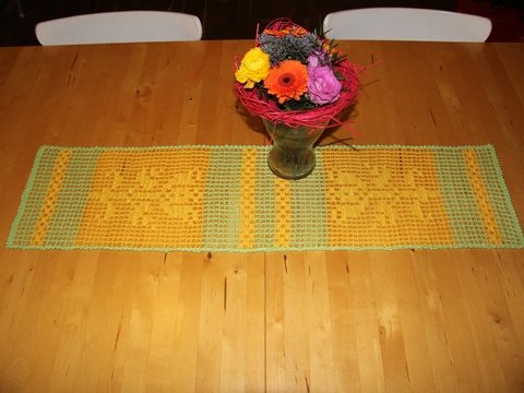 Frühlingsfrischer Tischläufer - Filethäkeln - Häkelanleitung