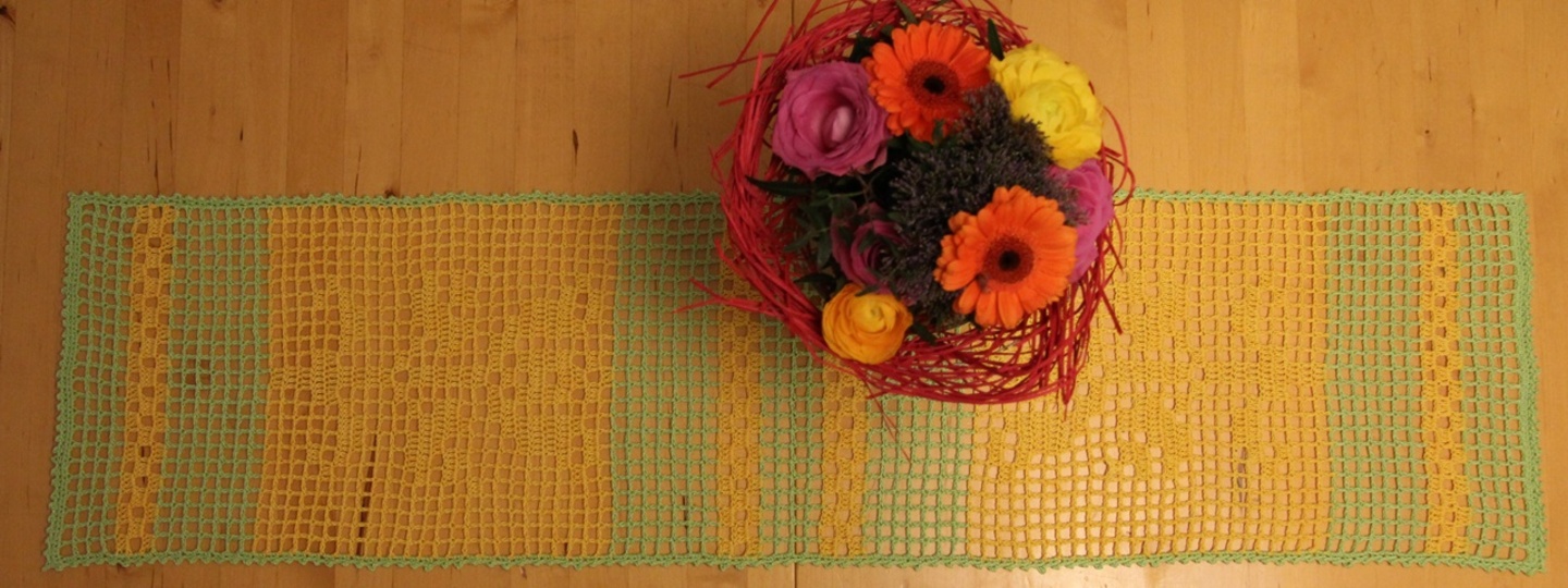 Frühlingsfrischer Tischläufer - Filethäkeln - Häkelanleitung