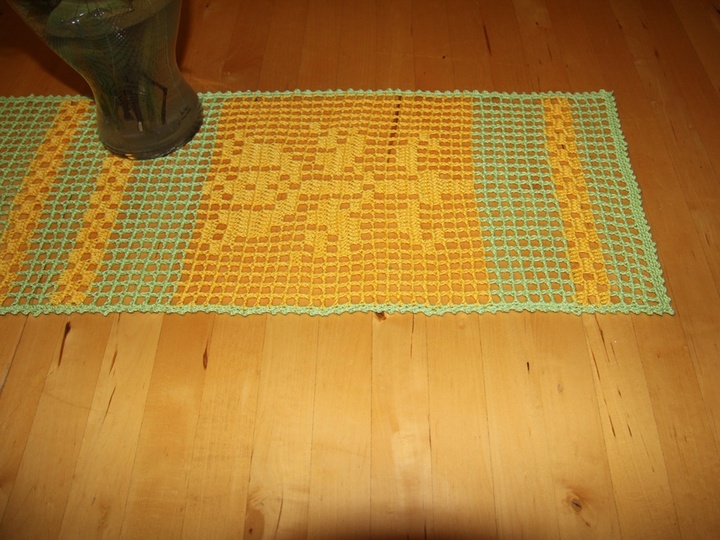 Frühlingsfrischer Tischläufer - Filethäkeln - Häkelanleitung