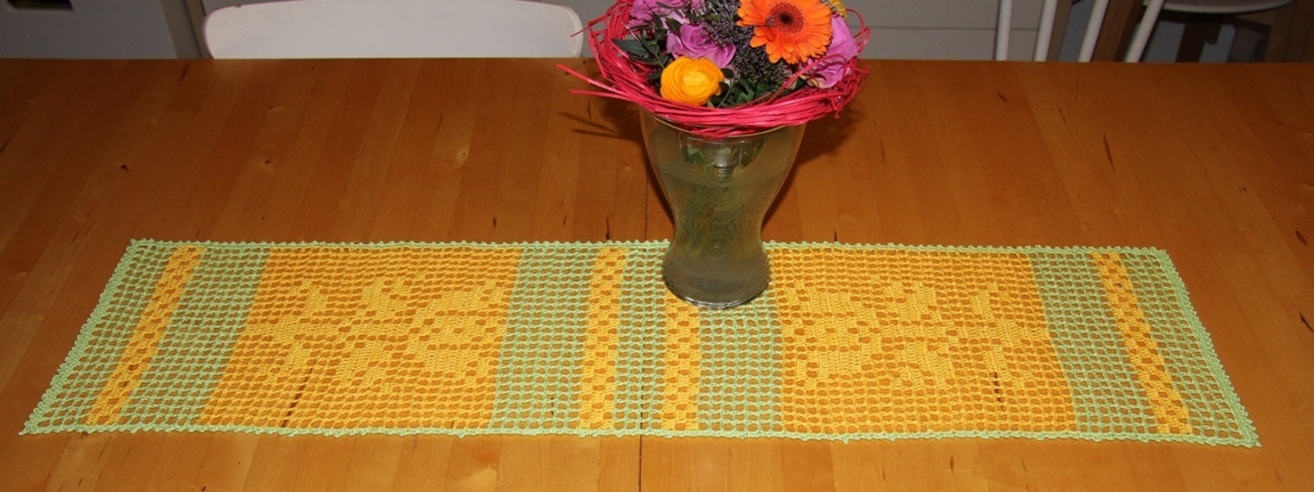 Frühlingsfrischer Tischläufer - Filethäkeln - Häkelanleitung