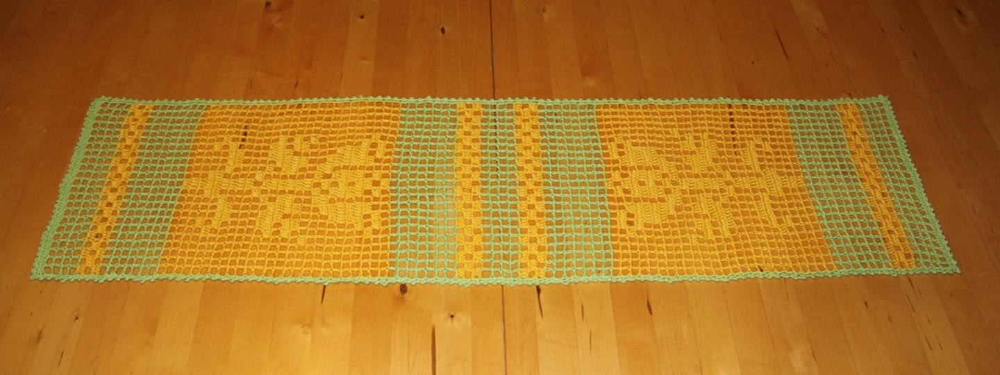 Frühlingsfrischer Tischläufer - Filethäkeln - Häkelanleitung