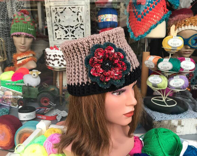 Fescher Damenhut mit Blume