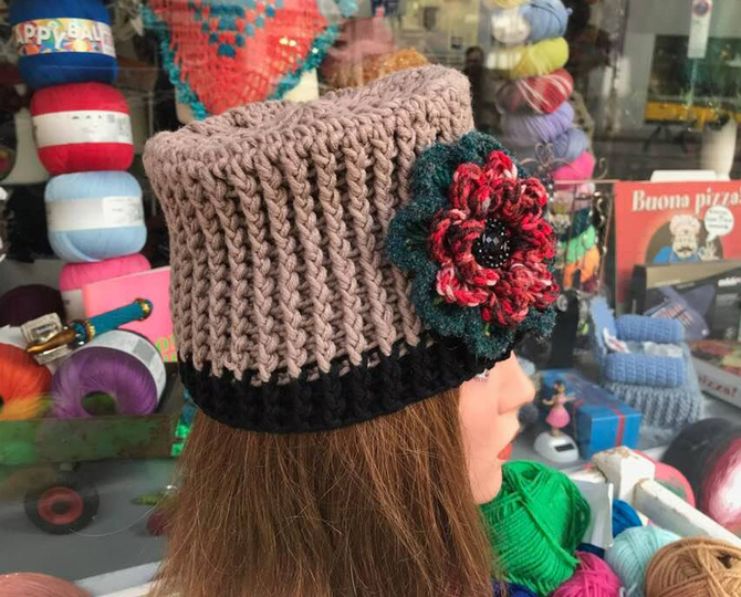 Fescher Damenhut mit Blume