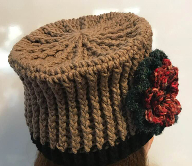 Fescher Damenhut mit Blume