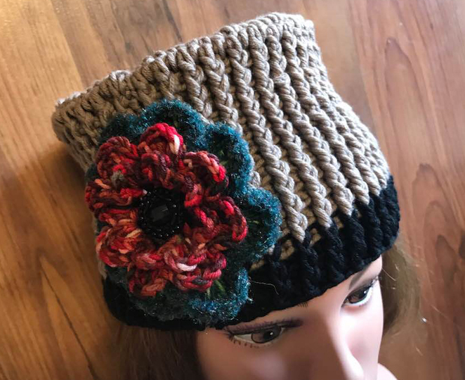 Fescher Damenhut mit Blume