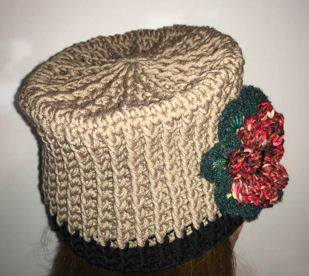 Fescher Damenhut mit Blume