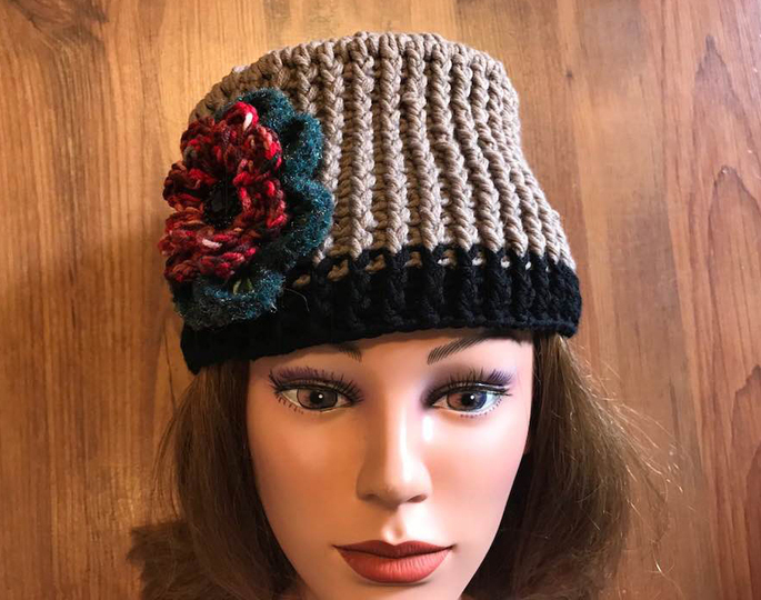 Fescher Damenhut mit Blume