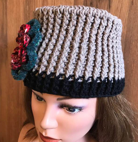 Fescher Damenhut mit Blume