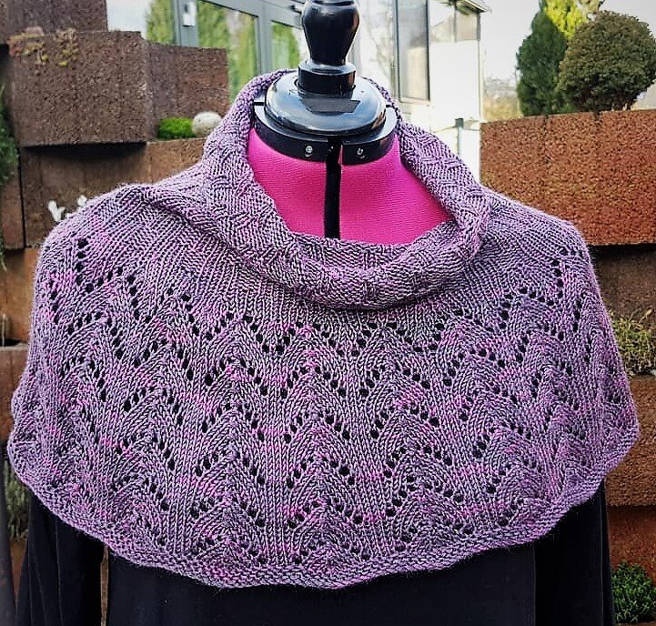 Lila gestrickter Schulterwärmer mit Ajourmuster auf Schneiderpuppe