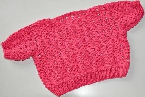 Korallrosafarbener gehäkelter Babypullover mit Lochmuster, Ärmeln und Rippenbündchen