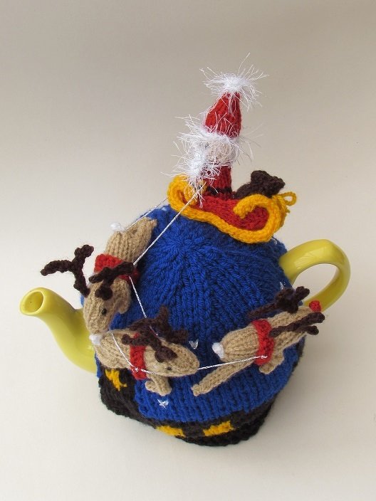 Santa's Sleigh Ride Tea Cosy Knitting Pattern - Image 3