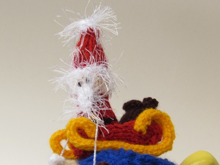 Santa's Sleigh Ride Tea Cosy Knitting Pattern