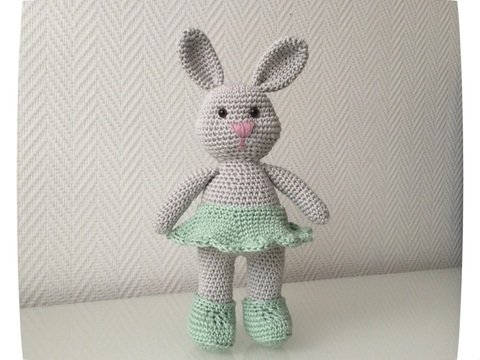 Häkelanleitung Hase Mindy mit Schuhe und Rock (27,0 cm)