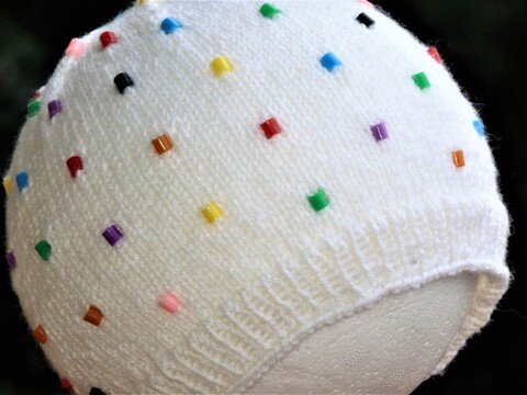 Babymütze mit eingestrickten Perlen