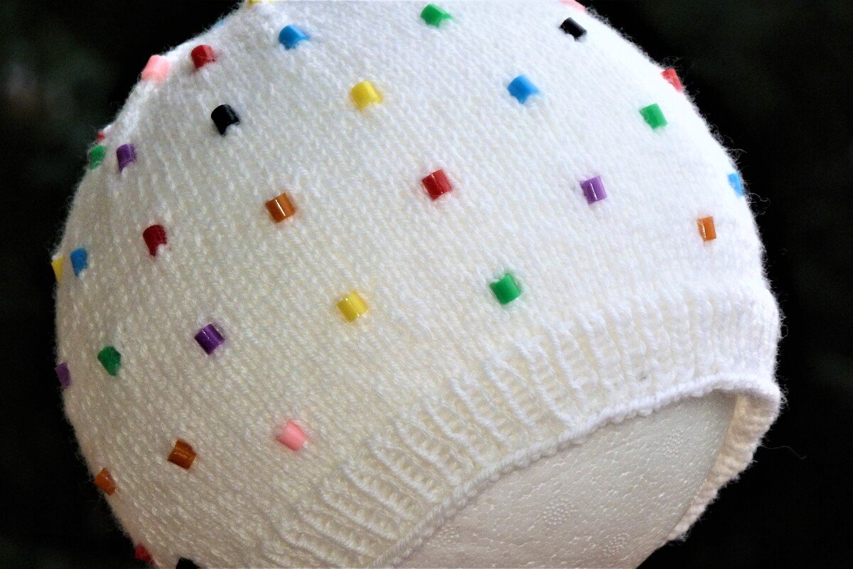 Babymütze mit eingestrickten Perlen