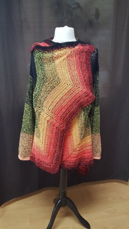 Gehäkelte Damenjacke mit Farbverlauf und asymmetrischer Vorderkante auf Mannequin