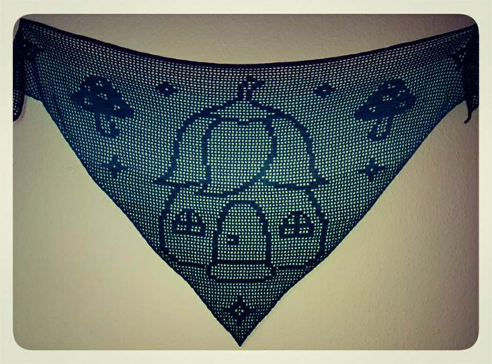 Dreieckiges gehäkeltes Tuch im Filetmuster mit zentralem Haus und Pilzmotiven