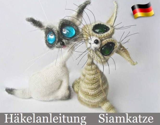 Zwei gehäkelte Amigurumi-Siamkatzen mit großen, glänzenden Augen und langen Schnurrhaaren; Schriftzug ‚Häkelanleitung Siamkatze‘ am Bildrand.
