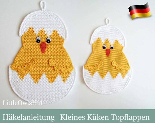 Zwei gehäkelte Küken-Topflappen im Ei-Design, weißer Rand, gelbes Küken
