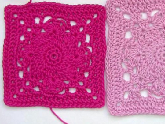 Zwei gehäkelte Granny-Squares nebeneinander: dunkelpink links, hellrosa rechts, mit floralem Mittelpunkt