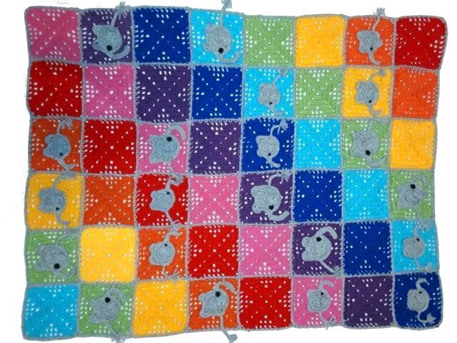 Bunte gehäkelte Babydecke aus Quadraten mit grauen Elefanten-Applikationen