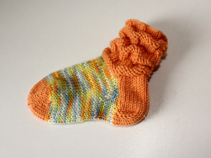 Strickanleitung Babysöckchen, Babysocken mit Wellenschaft, Sohlenlänge 12 cm