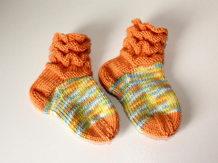Strickanleitung Babysöckchen, Babysocken mit Wellenschaft, Sohlenlänge 12 cm