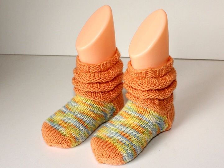 Strickanleitung Babysöckchen, Babysocken mit Wellenschaft, Sohlenlänge 12 cm