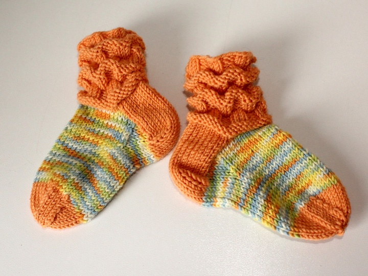 Strickanleitung Babysöckchen, Babysocken mit Wellenschaft, Sohlenlänge 12 cm