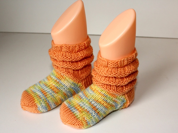 Strickanleitung Babysöckchen, Babysocken mit Wellenschaft, Sohlenlänge 12 cm