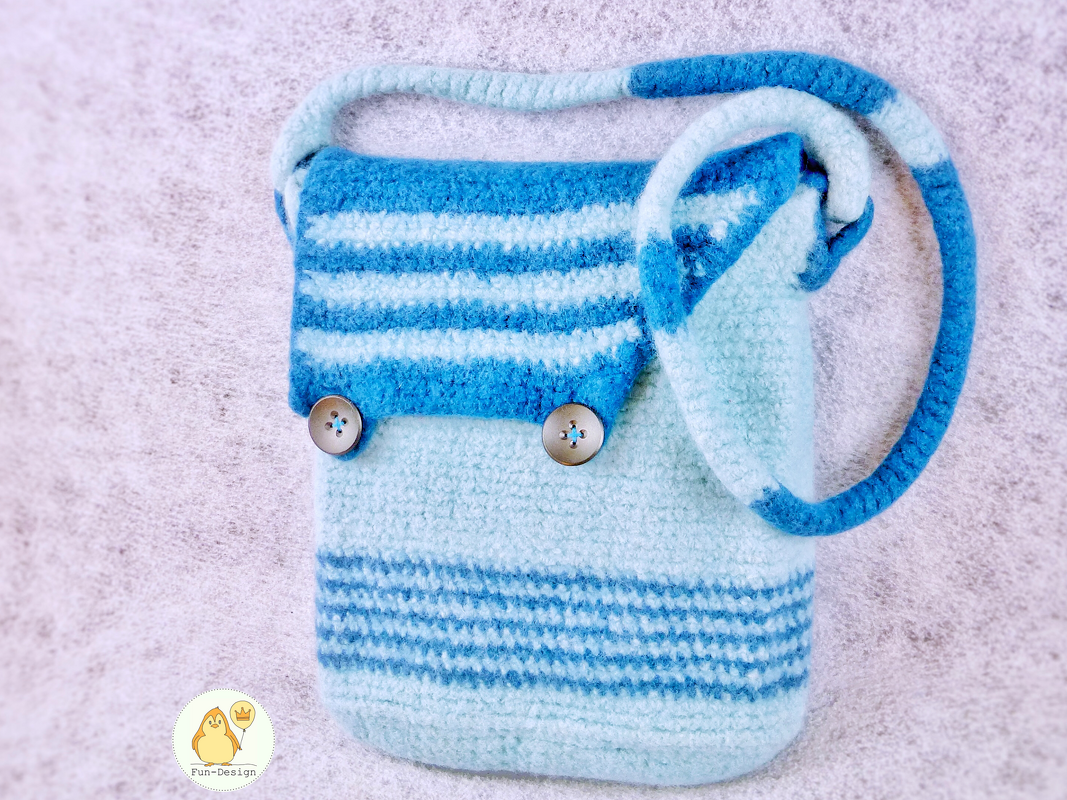 Gehäkelte, gefilzte Umhängetasche in hellen und dunklen Blautönen mit Streifen, Klappe, zwei Holzknöpfen und Schulterriemen