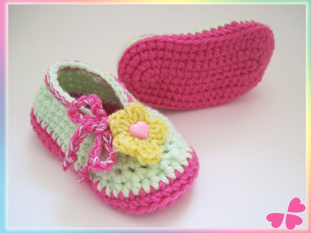 Gehäkelte Baby-Ballerinas in Hellgrün und Pink mit gelber Blüte