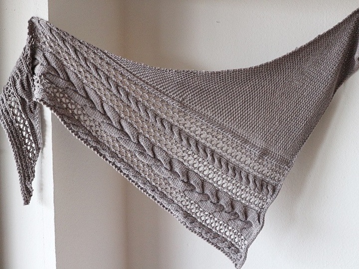 Strickanleitung Dreieckstuch mit Zopf- und Lochmuster – Cozy Winter