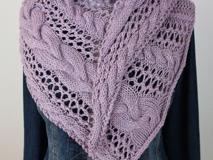 Strickanleitung Dreieckstuch mit Zopf- und Lochmuster – Cozy Winter
