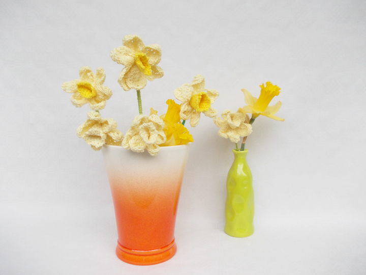 Häkelanleitung Narzissen, 2 Blütengrößen mit Stiel